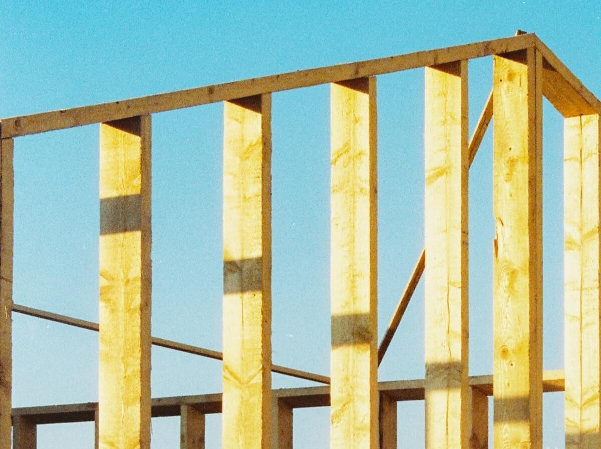 Estructura de muros hecha con madera de pino impregnado en bruto
