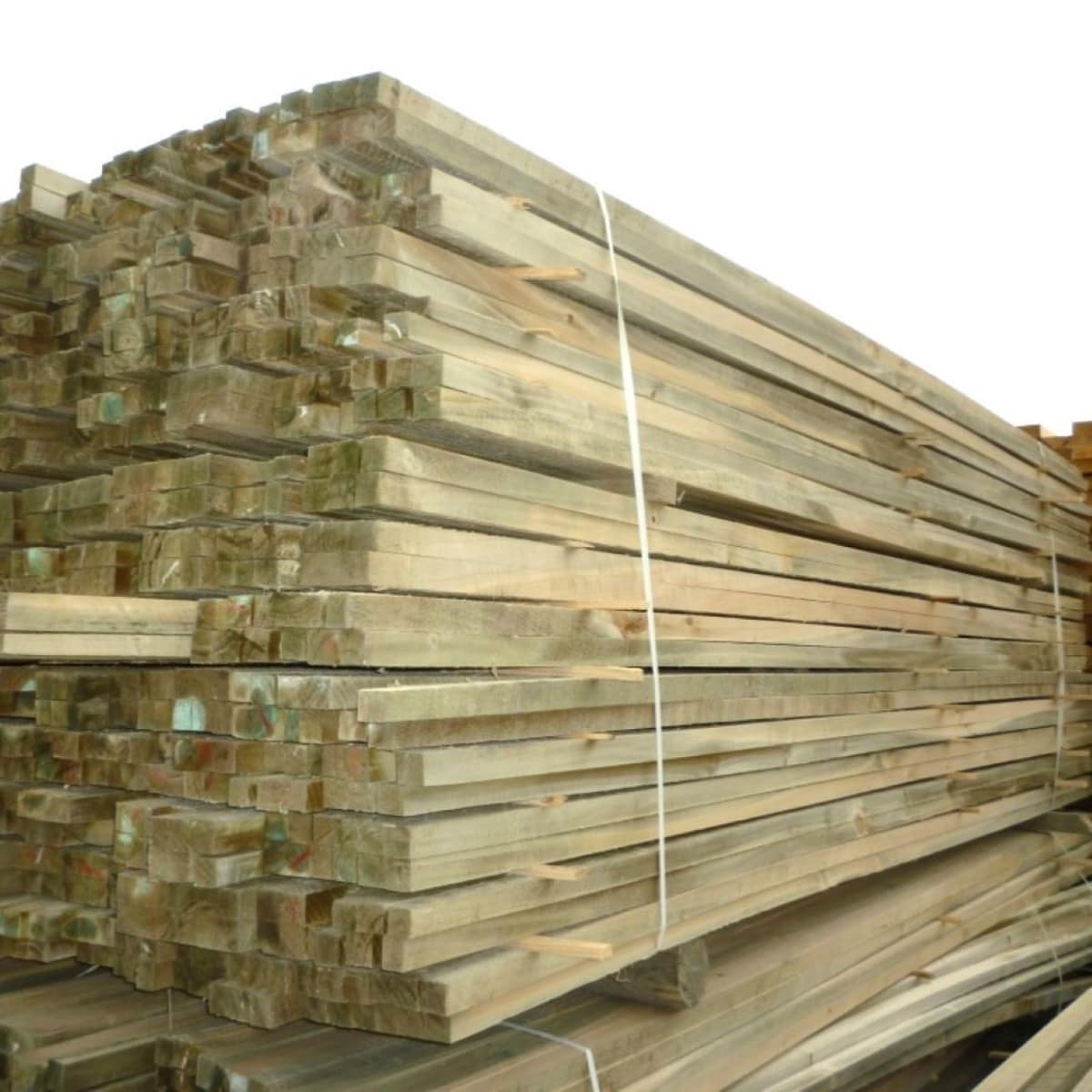 Materialidad: madera de álamo  Proceso:  calibrado impregnado  Medidas:  32mm x 32mm x 3,20 mts (alto, ancho, largo)  Usos: listones para construcciones  Consulta por otras medidas