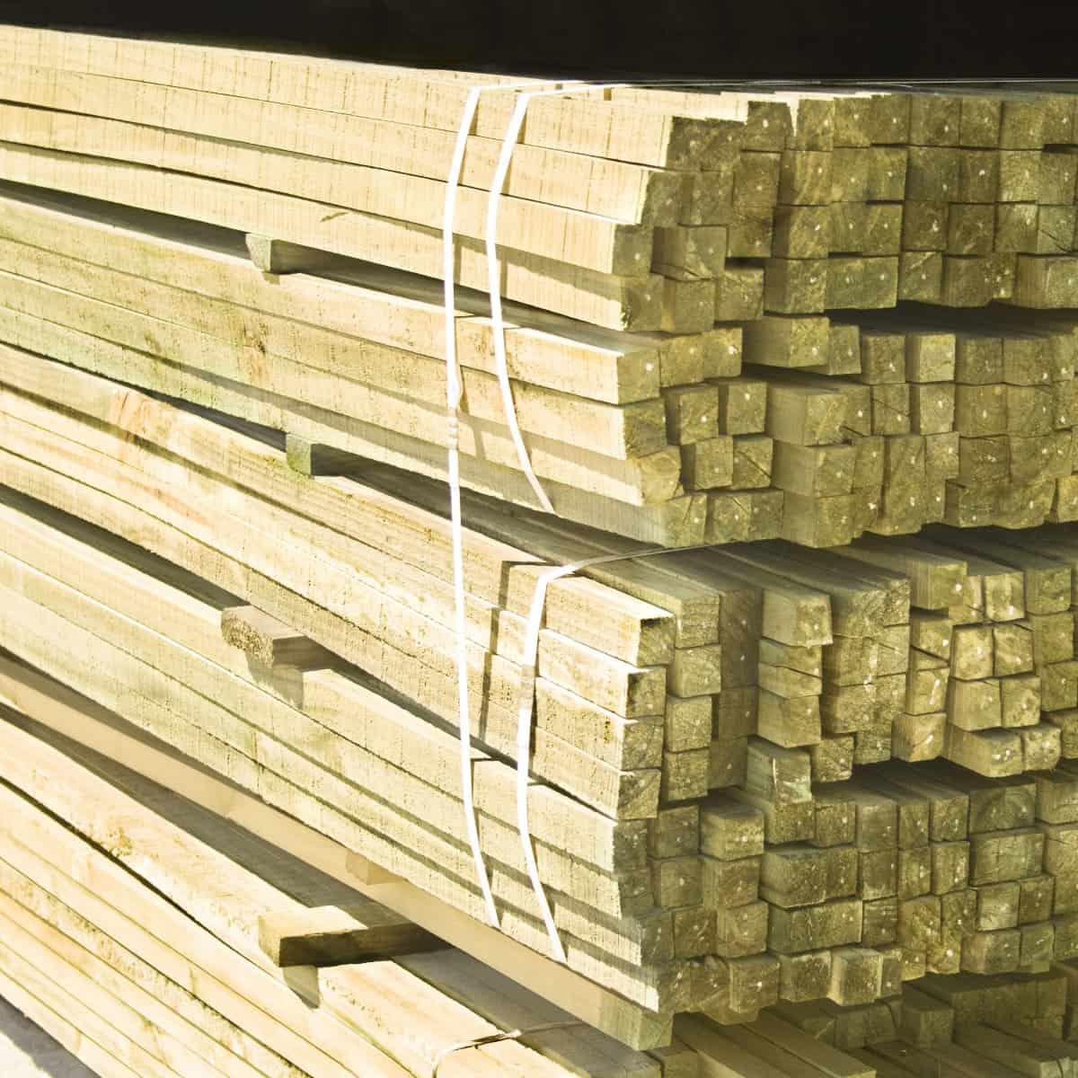 Materialidad: madera de álamo  Proceso:  calibrado impregnado  Medidas:  32mm x 32mm x 3,20 mts (alto, ancho, largo)  Usos: listones para construcciones  Consulta por otras medidas