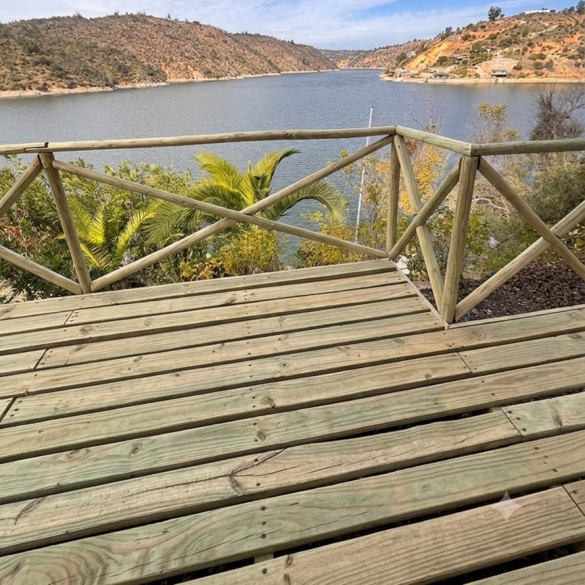 Deck de pino impregnado en terraza con pérgola