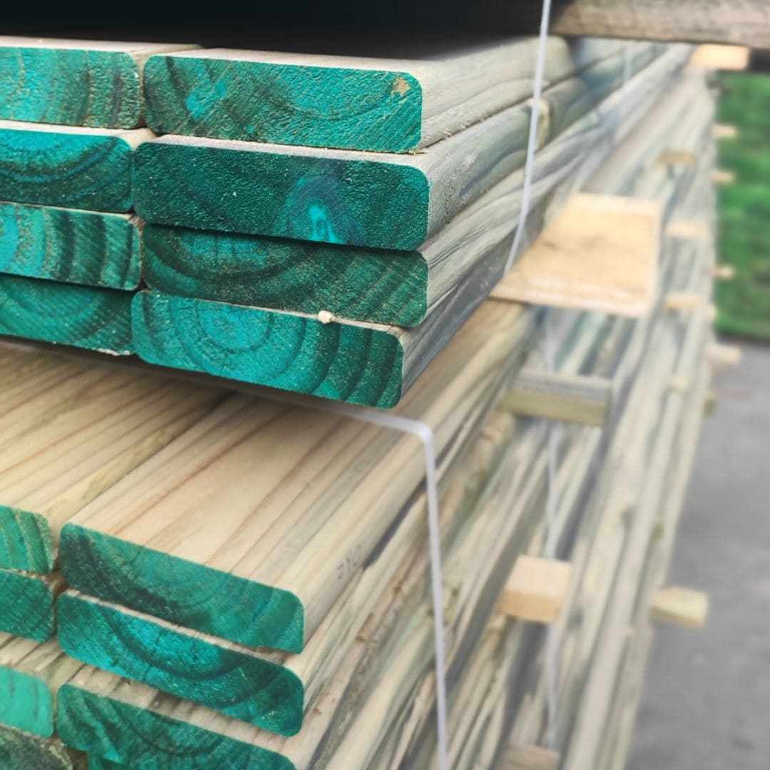 Tabla Deck para Terraza 1 ½” x 6” x 3.20 mt | Pino Radiata Impregnado y Cepillado con Cantos Redondeados