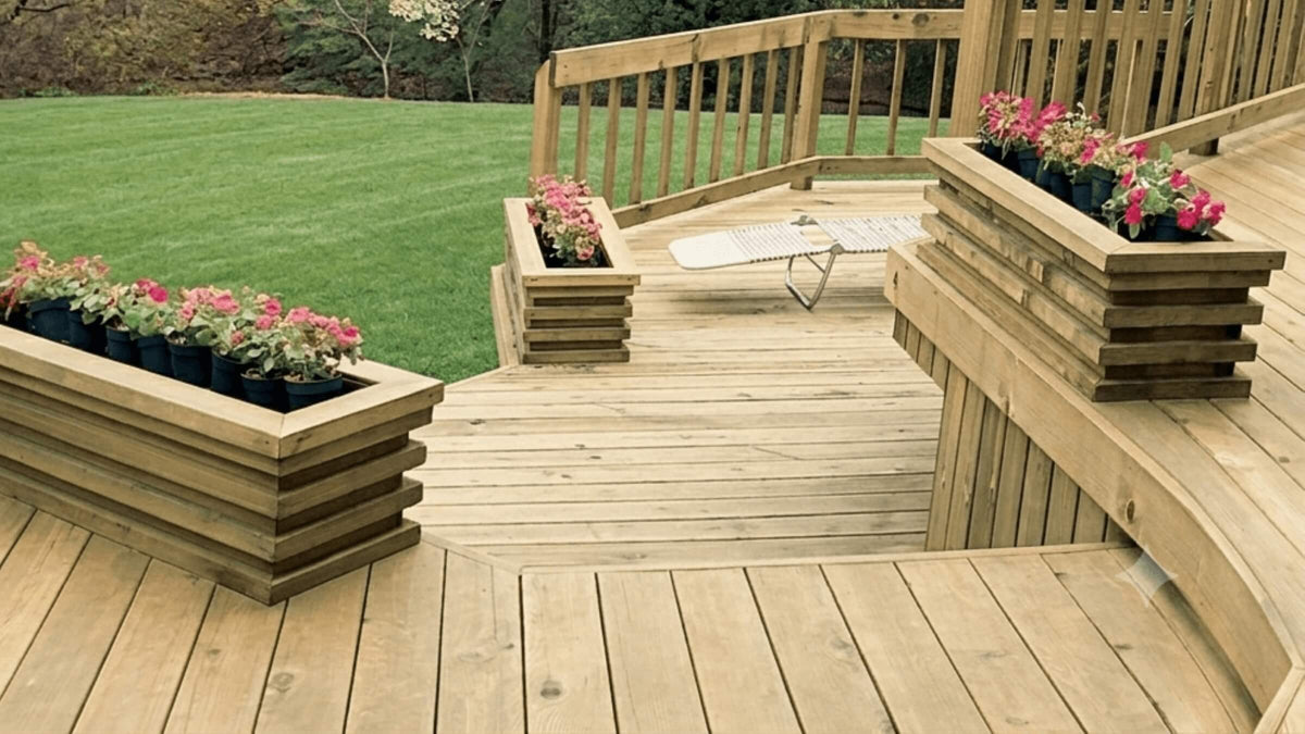 Terraza con deck de pino impregnado y jardineras de madera