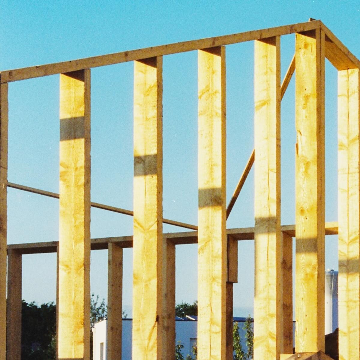Estructura de muros hecha con madera de pino impregnado en bruto