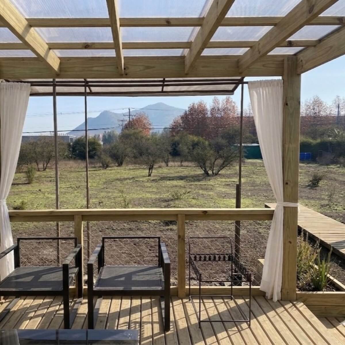 Terraza techada construida con madera de pino impregnado cepillado