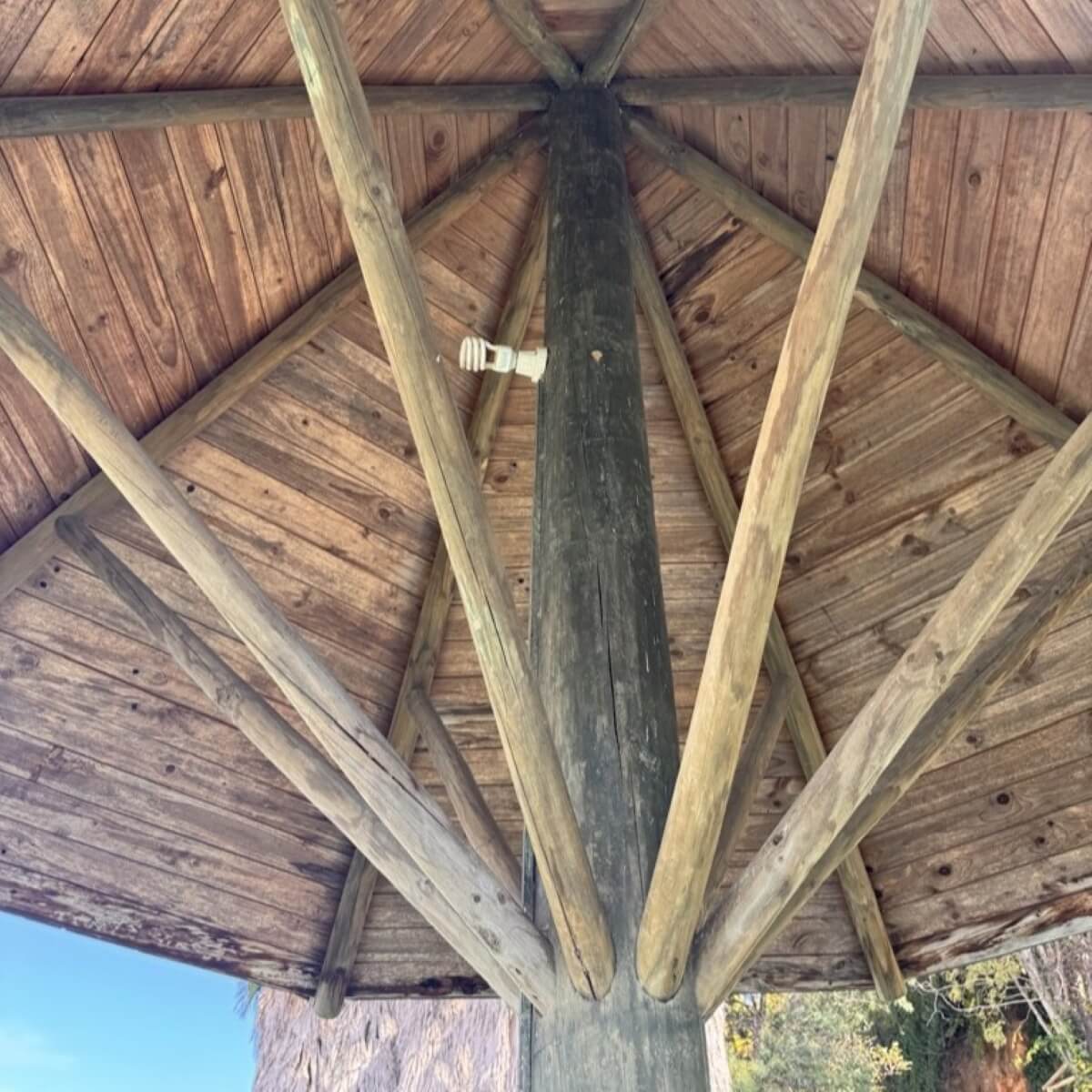 Techo de quincho armado con polines de pino impregnado