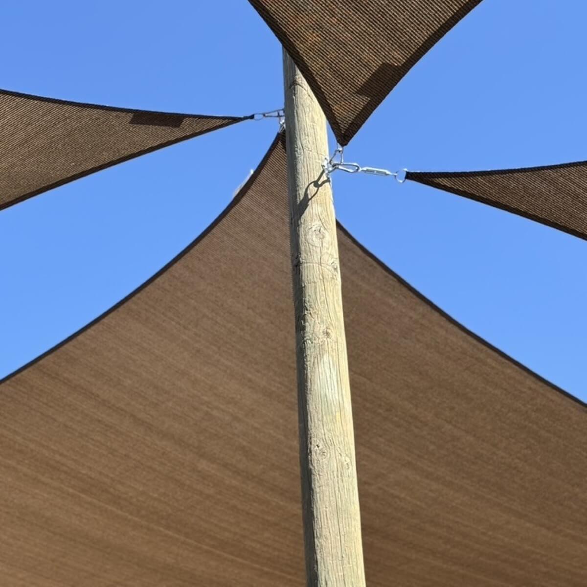 Poste de pino impregnado sosteniendo un toldo de sombra