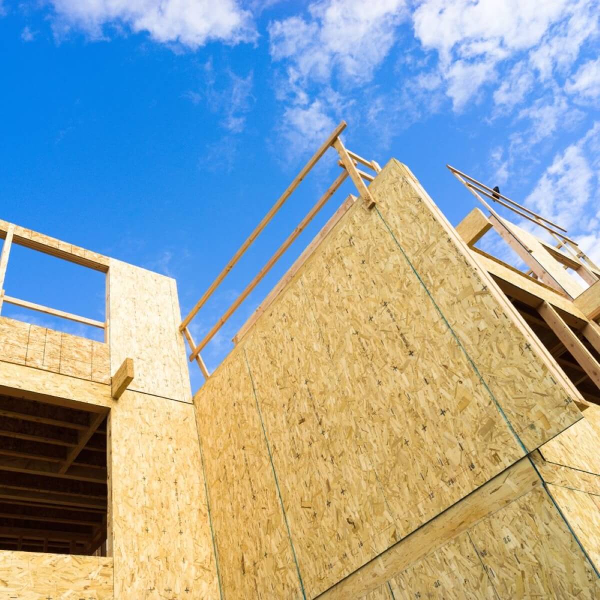 Casa en construcción con muros de tableros OSB